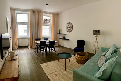 Helles Wohnzimmer mit Essbereich, 1-Zimmer Wohnung zur Kurzzeitmiete – Wohnen auf Zeit für 1 bis 6 Monate in Wien