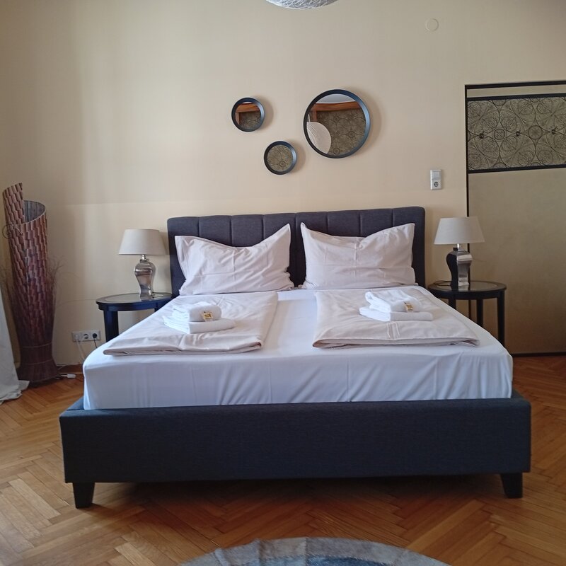 Bright apartment with stylish double bed & parquet – 1-room short-term rental, temporary housing 1 to 6 months, Salzburg