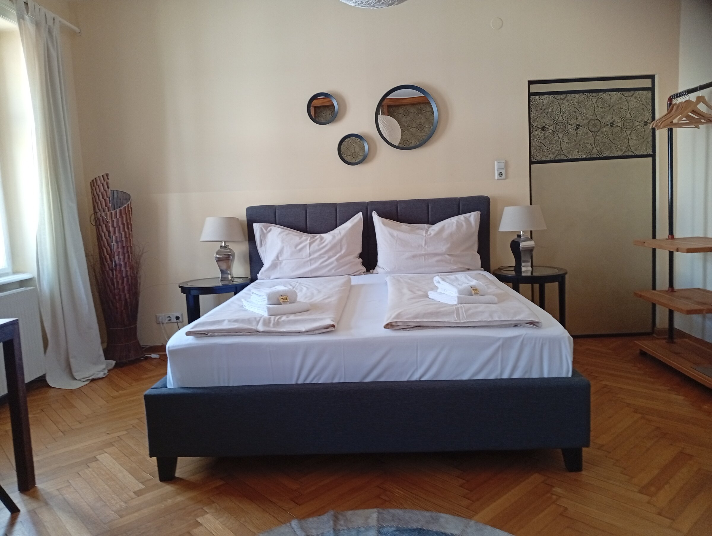 Bright apartment with stylish double bed & parquet – 1-room short-term rental, temporary housing 1 to 6 months, Salzburg