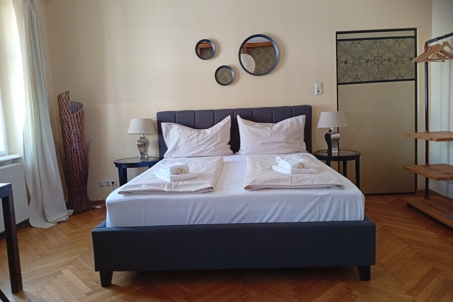 Bright apartment with stylish double bed & parquet – 1-room short-term rental, temporary housing 1 to 6 months, Salzburg