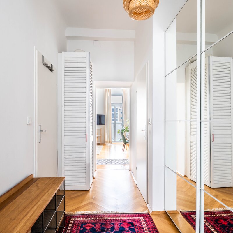 Gleich rechts von der Eingangstüre ist das großzügig angelegte Vorzimmer mit langer Sitzbank und Abstellmöglichkeit für Schuhe sowie ein großer Kleiderkasten (200 cm breit) mit verspiegelter Schiebetürfront, auf verlinken Seite ist der Eingang zum Bad, auf der rechten Seite befindet sich die Toilette 