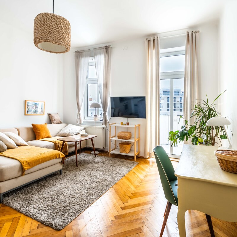 Im hellen Wohnzimmer gibt es eine gemütliche Couch und ein Flat TV sowie einen Schreibtisch (für Homeoffice, - mit internet). Das Highlight ist eine kleiner, aber feiner Balkon in einen großzügig angelegten Hof mit Bäumen