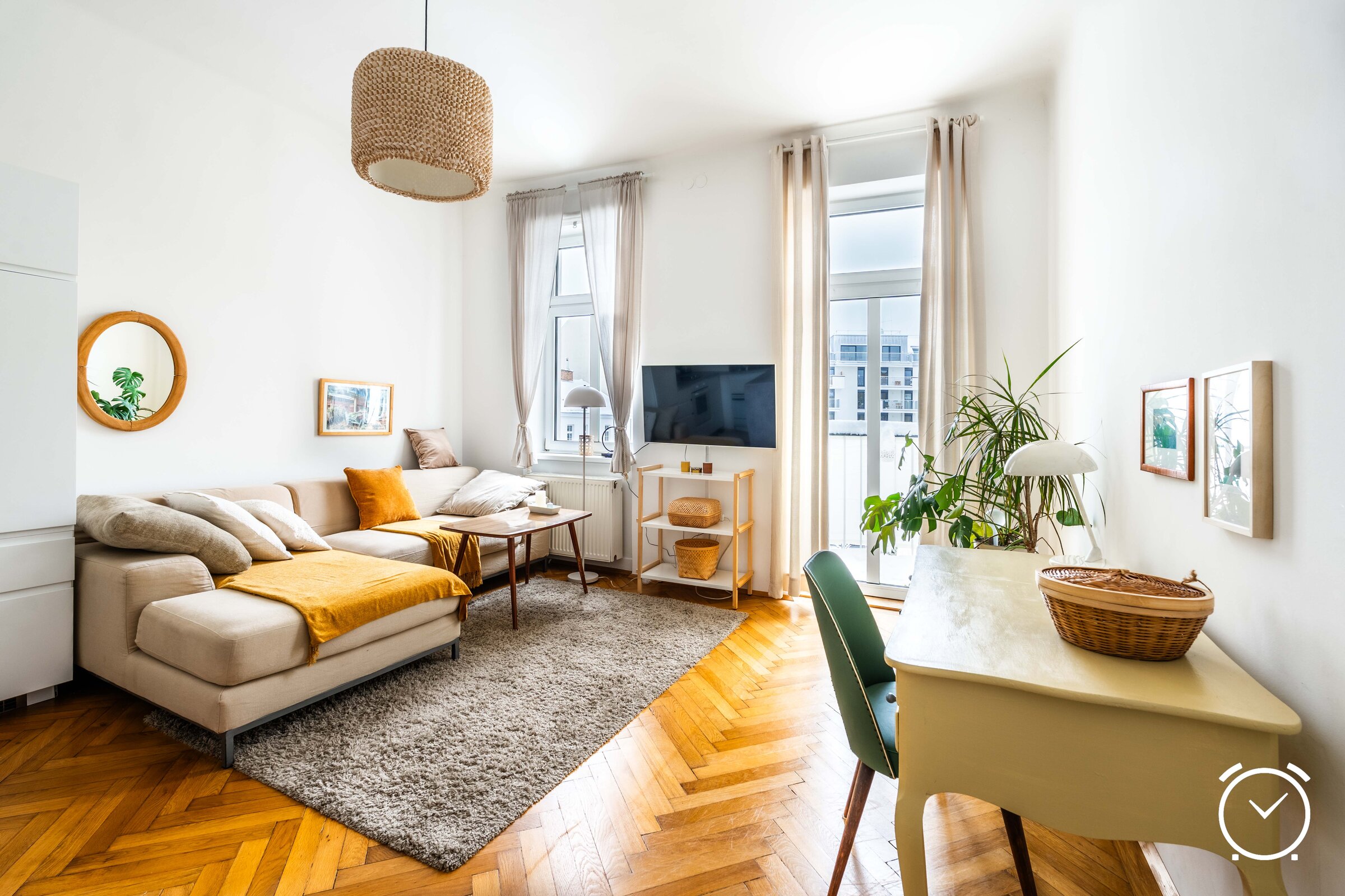 Im hellen Wohnzimmer gibt es eine gemütliche Couch und ein Flat TV sowie einen Schreibtisch (für Homeoffice, - mit internet). Das Highlight ist eine kleiner, aber feiner Balkon in einen großzügig angelegten Hof mit Bäumen