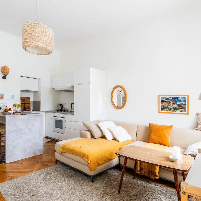 Die helle und geräumige Wohnküche mit gemütlichem Essplatz ist top ausgestattet mit Geschirrspüler, Abzugshaube, Backrohr und Sitzplatz lädt zum Kochen an der Bartheke und zum entspannten Sitzen nach anstrengenden Tag ein  