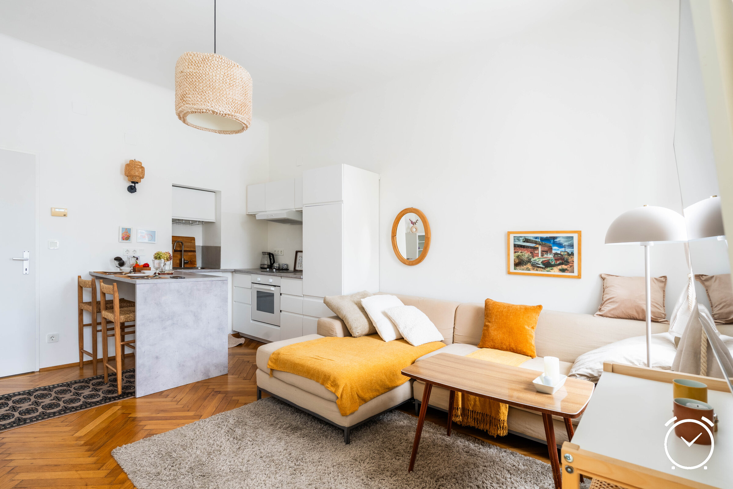 Die helle und geräumige Wohnküche mit gemütlichem Essplatz ist top ausgestattet mit Geschirrspüler, Abzugshaube, Backrohr und Sitzplatz lädt zum Kochen an der Bartheke und zum entspannten Sitzen nach anstrengenden Tag ein  