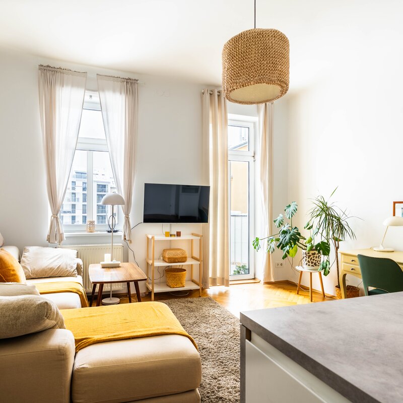 Blick auf das gemütliche Wohnzimmer mit Balkon