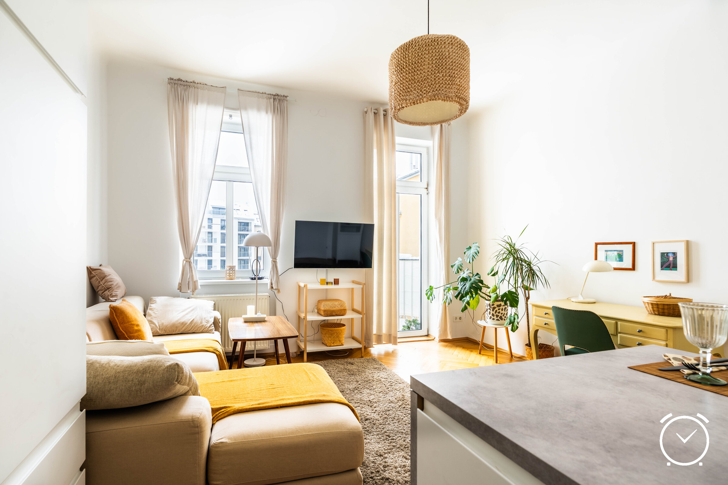 Blick auf das gemütliche Wohnzimmer mit Balkon