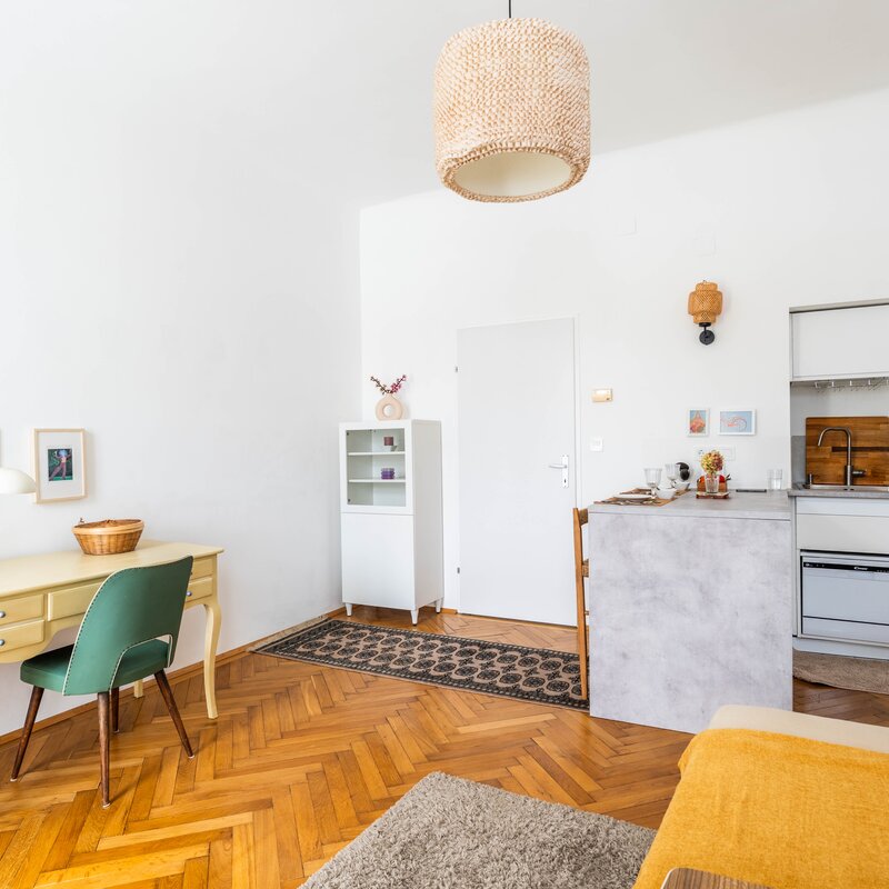 im großzügig angelegtem Wohnzimmer gibt es einen netten Homeoffice Platz mit kleinem Kasten