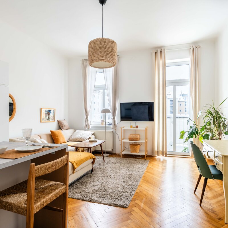 das helle, gemütliche, sehr gut ausgestattete Wohnzimmer zum Chillen, Kochen und Arbeiten