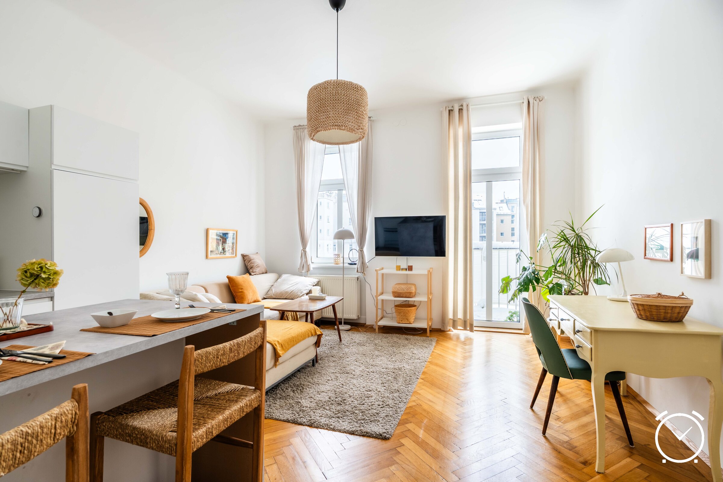 das helle, gemütliche, sehr gut ausgestattete Wohnzimmer zum Chillen, Kochen und Arbeiten