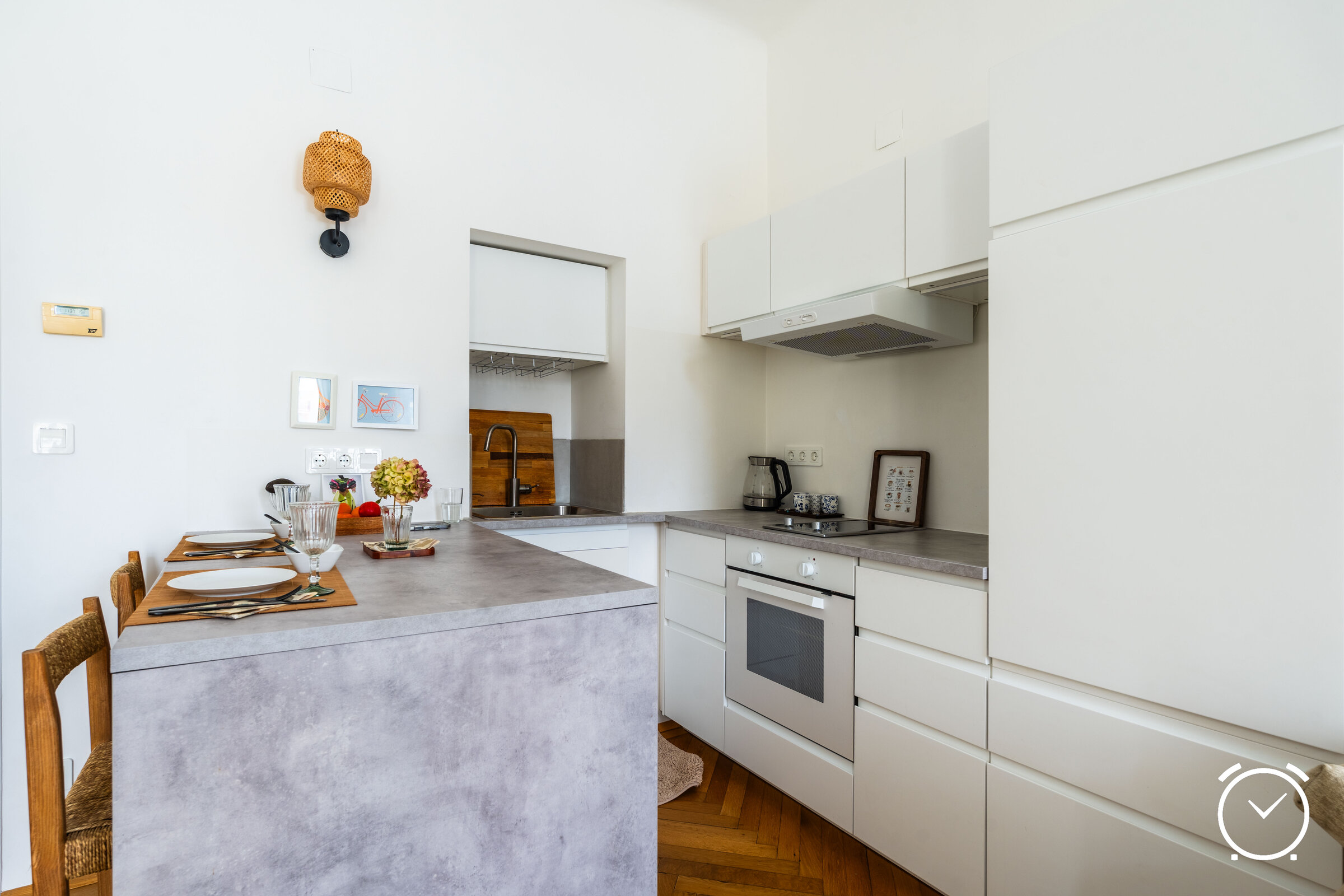 Hier sehen Sie die gut ausgestattete Küche mit kleinem Geschirrspüler, Abzugshaube, Backrohr - sehr gut ausgestattet mit Bartheke zum Kochen und gemütlichem Sitzen