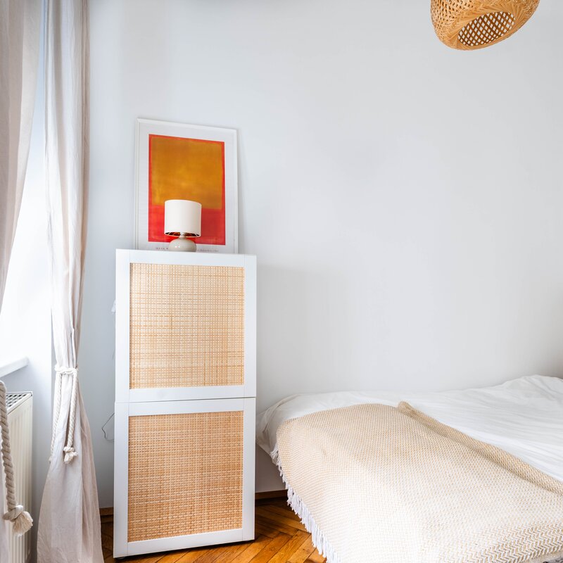 ein kuscheliges Schlafzimmer mit großen Boxspringbett (180x200cm), einem kleinen Kasten für Wäsche (großer Kleiderkasten ist im Vorzimmer), mit Fenster in einen ruhigen Innenhof, Vorhängen und blickdichter Rollo für entspannte Erholung