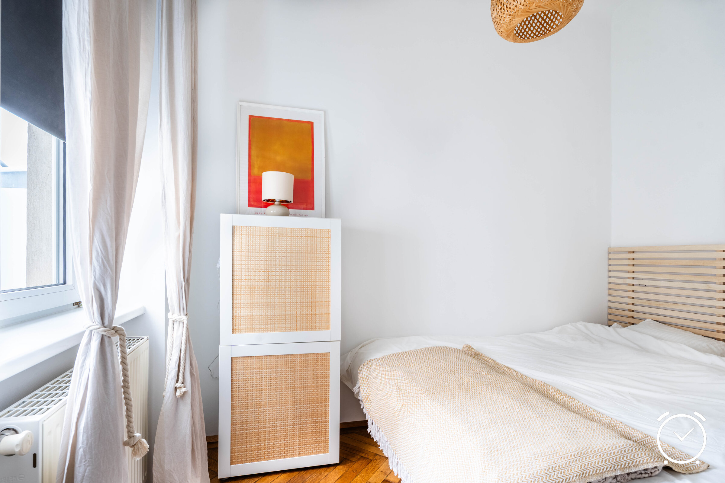 ein kuscheliges Schlafzimmer mit großen Boxspringbett (180x200cm), einem kleinen Kasten für Wäsche (großer Kleiderkasten ist im Vorzimmer), mit Fenster in einen ruhigen Innenhof, Vorhängen und blickdichter Rollo für entspannte Erholung