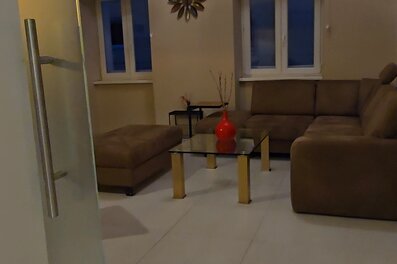 Helles Wohnzimmer mit Glasstisch & Ecksofa – 2-Zimmer Wohnung zur Kurzzeitmiete & Wohnen auf Zeit 1–6 Monate in Wien