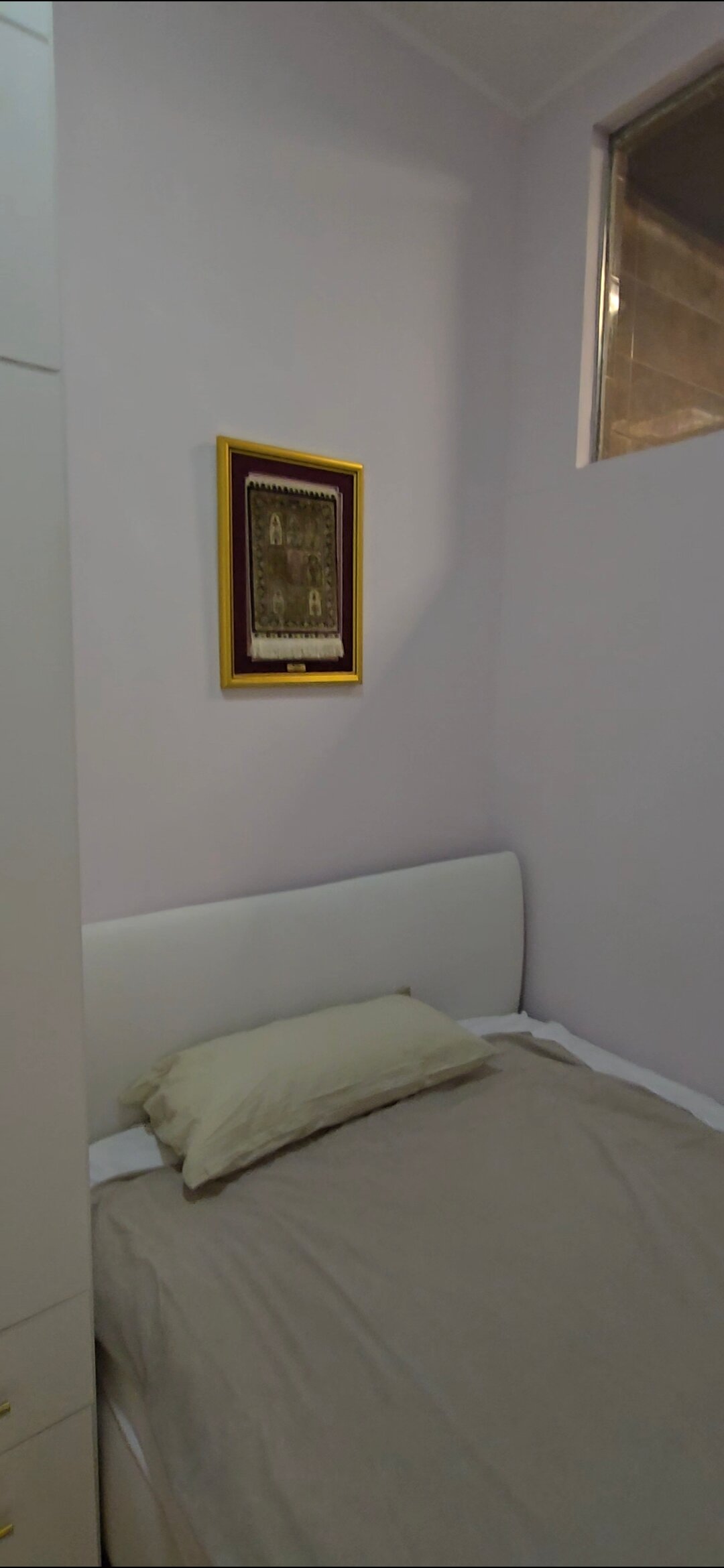 Schlafzimmer mit Matratze