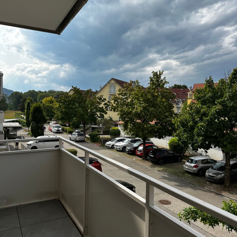 Frühstücken am Balkon. 