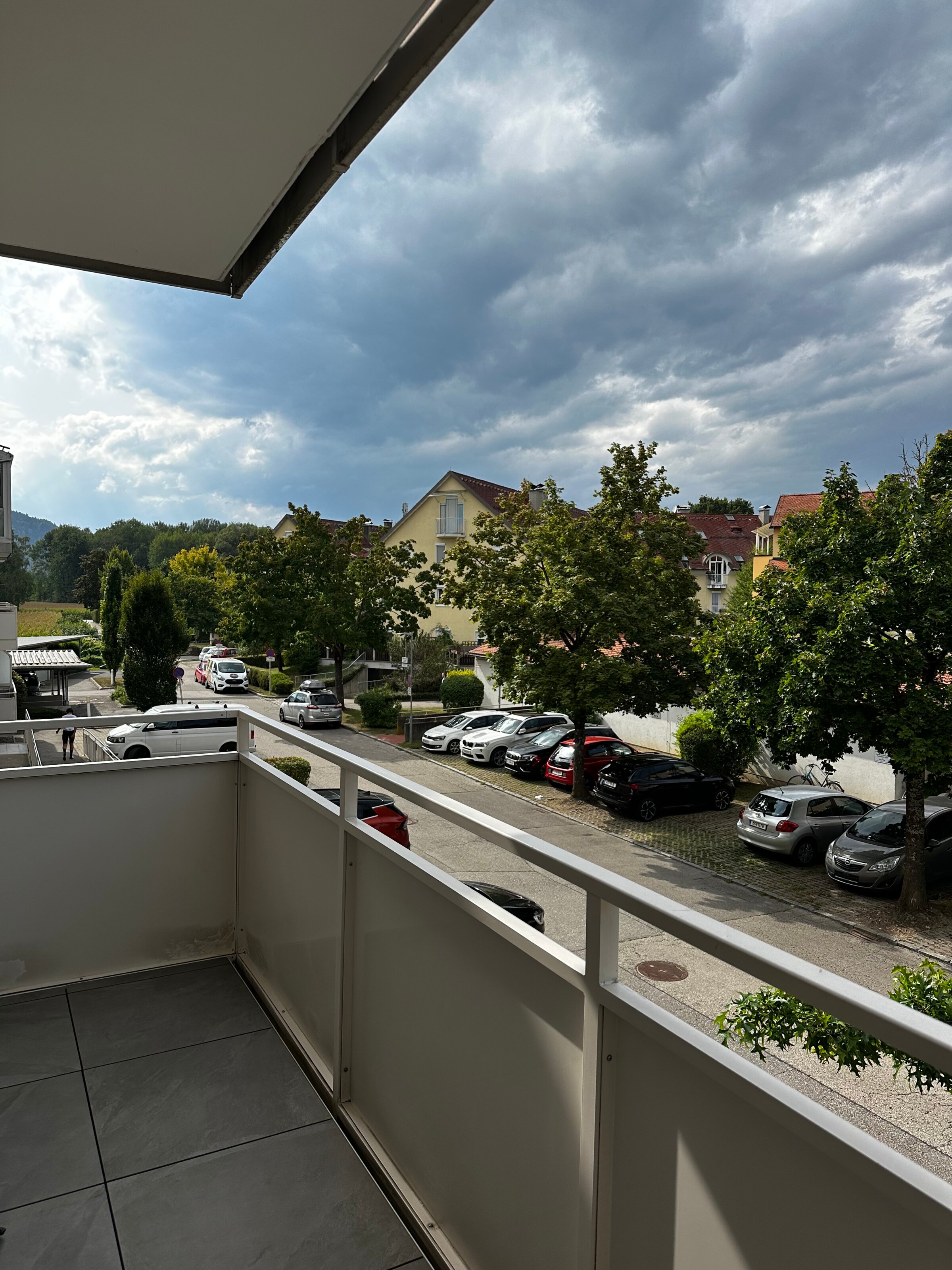 Frühstücken am Balkon. 