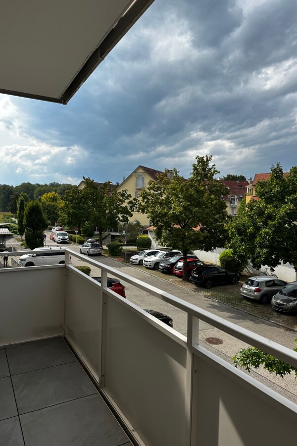 Frühstücken am Balkon. 
