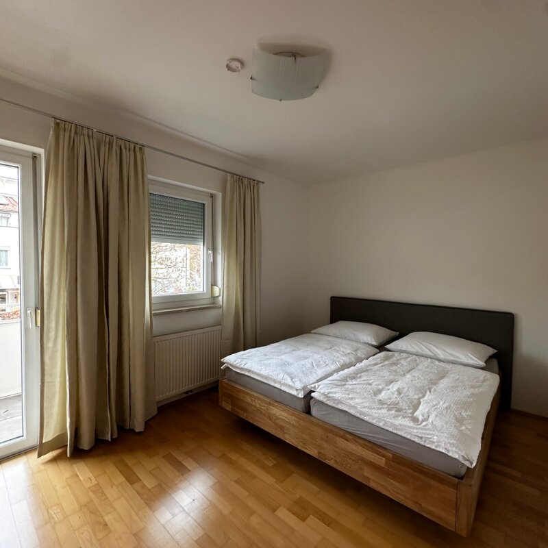 mit Ausgang auf den Balkon. 