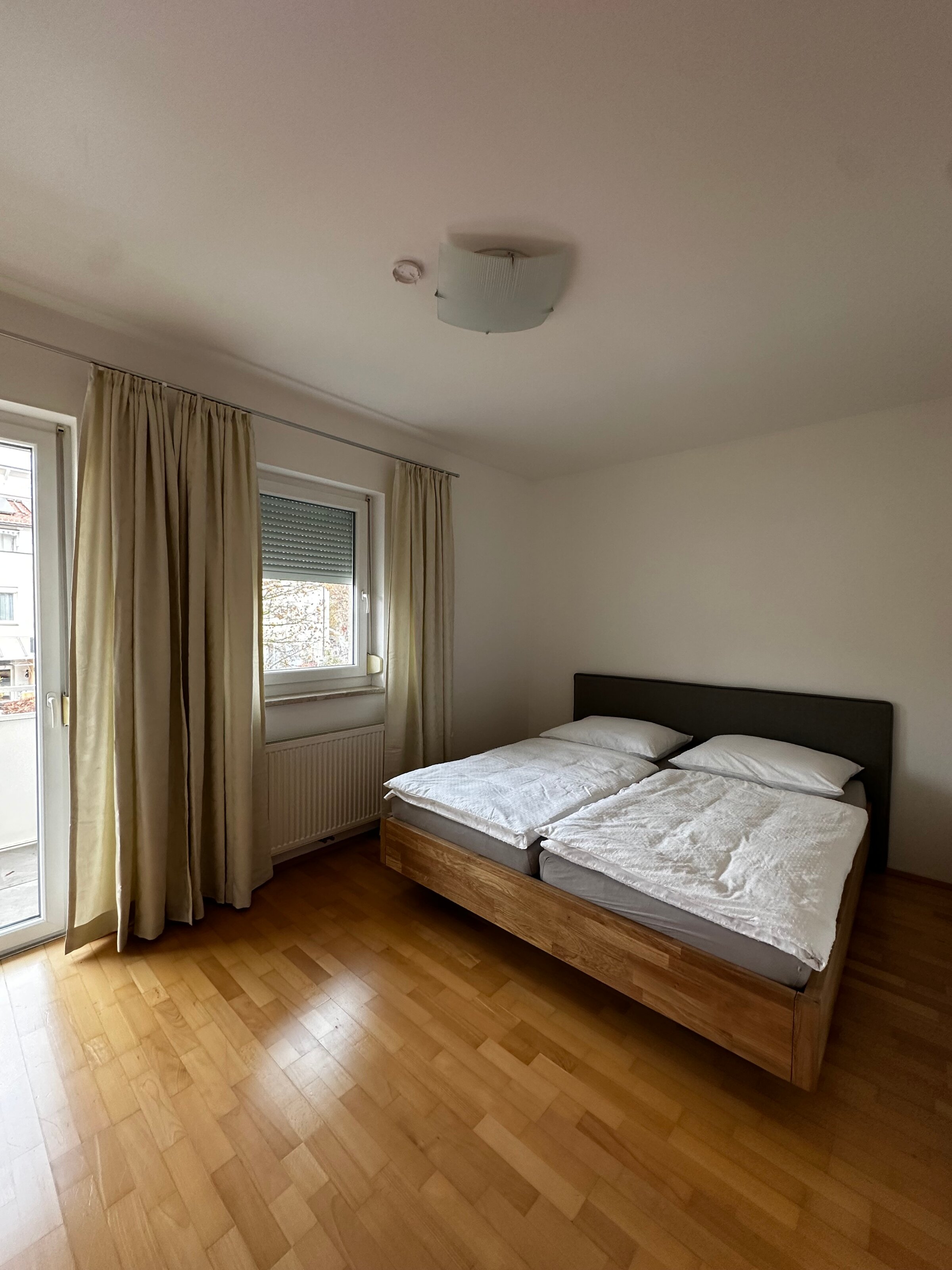mit Ausgang auf den Balkon. 