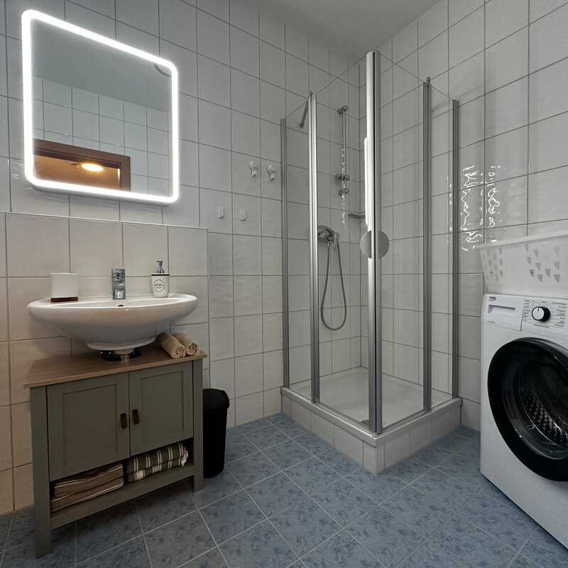 Bad mit Dusche & Waschmaschine 