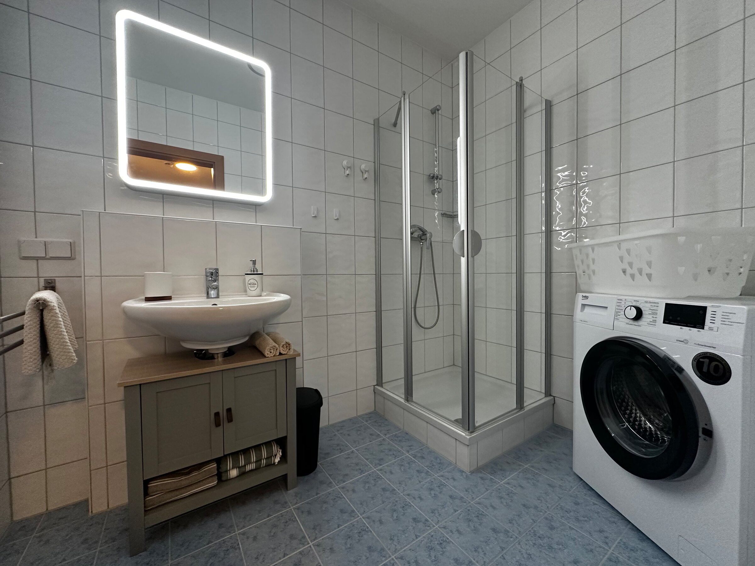 Bad mit Dusche & Waschmaschine 