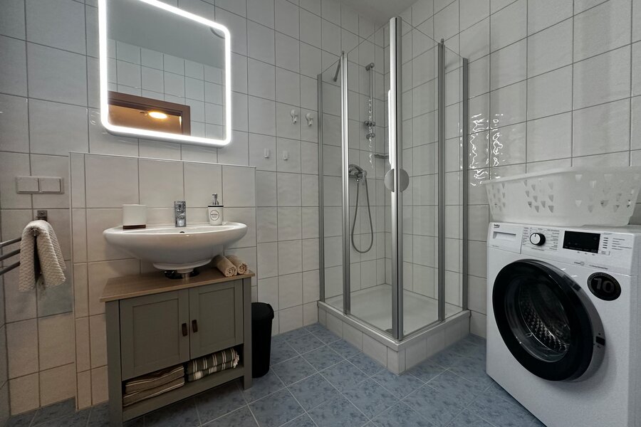 Bad mit Dusche & Waschmaschine 