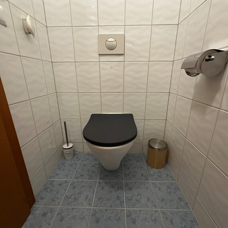 mit Waschbecken 