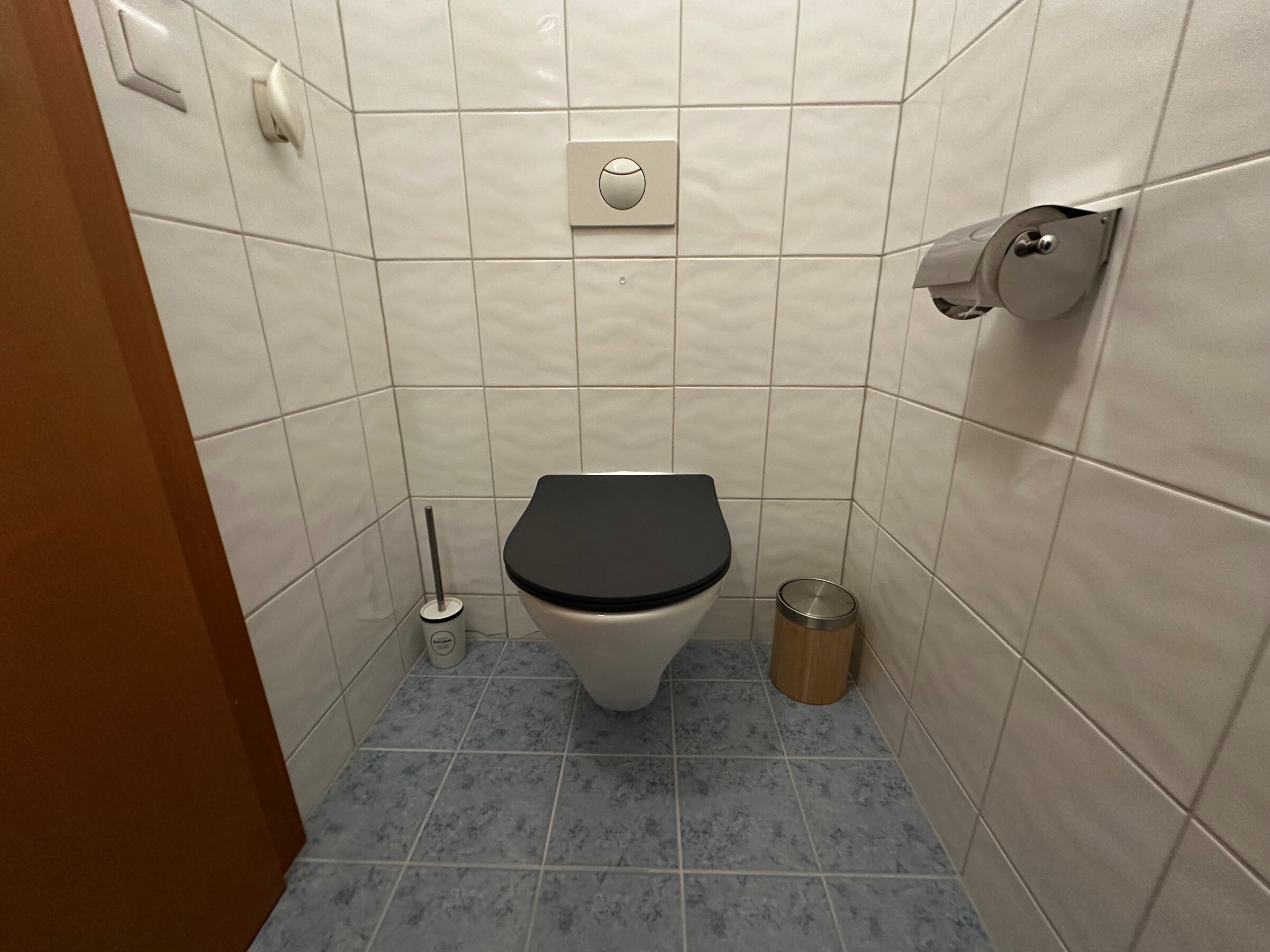 mit Waschbecken 
