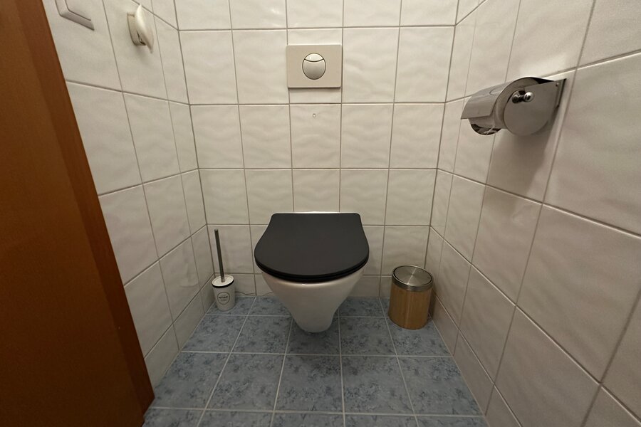 mit Waschbecken 