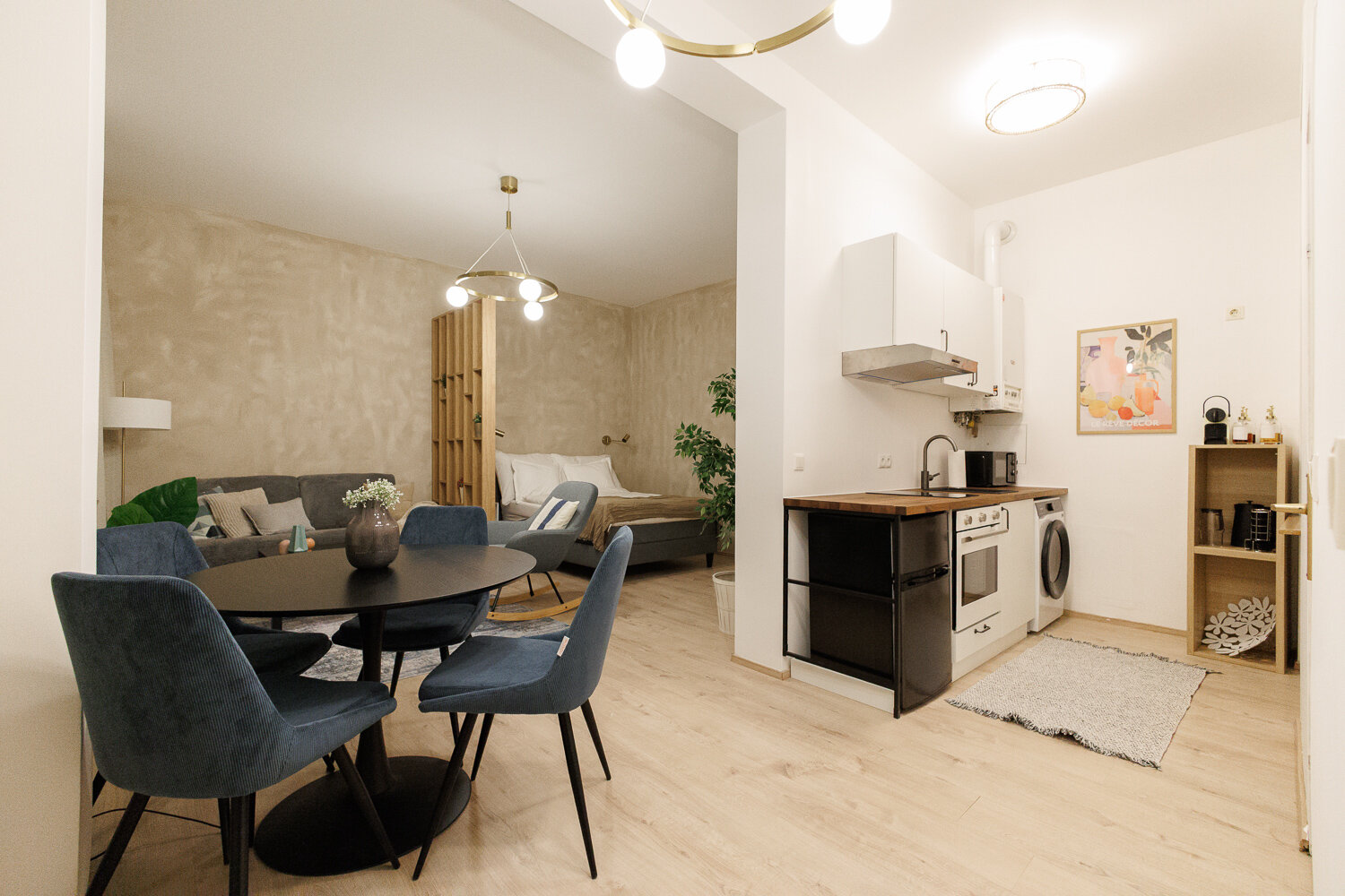 Helles Studio Apartment mit offener Küche & Essbereich – Kurzzeitmiete Wien, Wohnen auf Zeit für 1 bis 6 Monate.