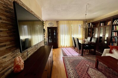 Helles Wohnzimmer mit Esstisch & Bücherwand – 2-Zimmer Wohnung zur Kurzzeitmiete & Wohnen auf Zeit für 1 bis 6 Monate in Wien | © Zsuzsanna M.-J.