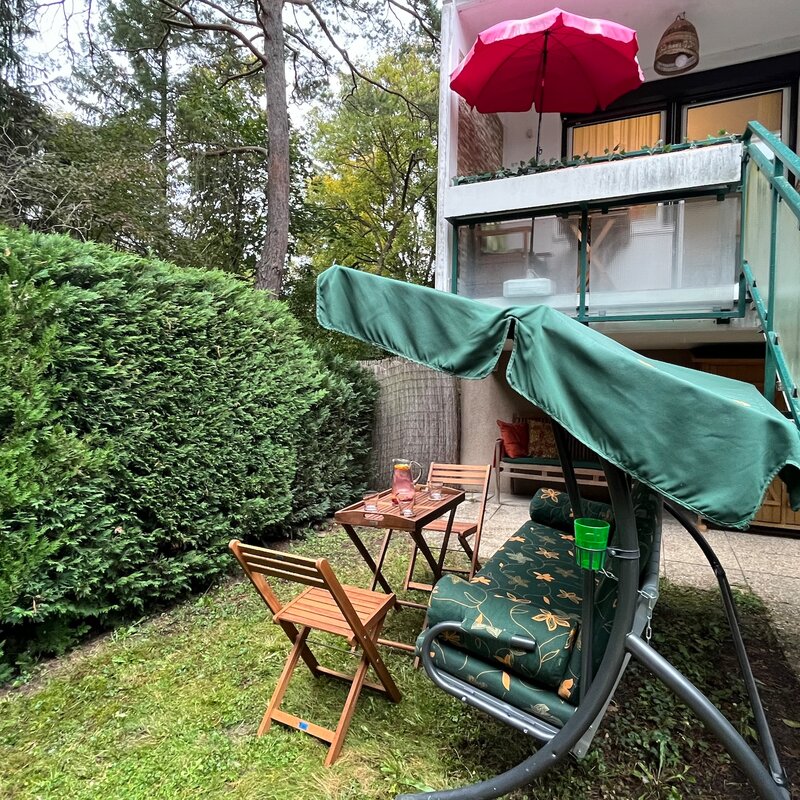 Garden terrace with swing lounger & seating area – 2-room apt, short-term rental Vienna, temporary housing for 1 to 6 months
