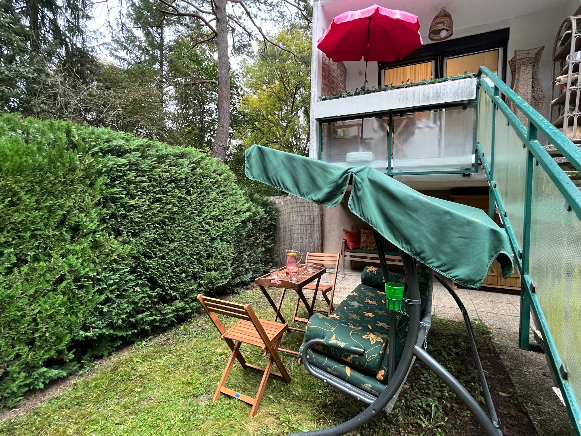 Garden terrace with swing lounger & seating area – 2-room apt, short-term rental Vienna, temporary housing for 1 to 6 months