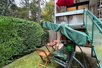 Garden terrace with swing lounger & seating area – 2-room apt, short-term rental Vienna, temporary housing for 1 to 6 months