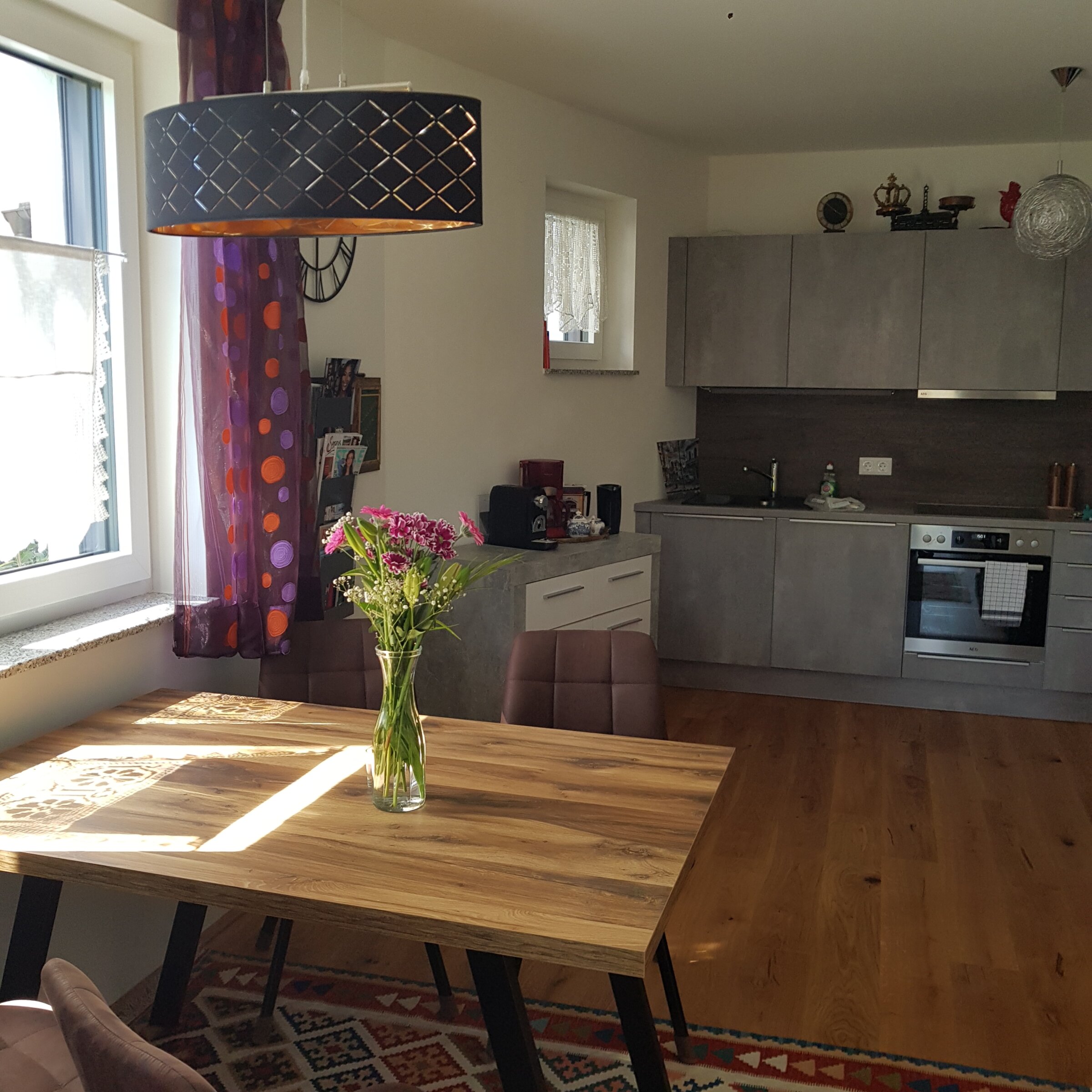 Helle Wohnküche mit Esstisch & moderner Küche – 2-Zimmer Wohnung zur Kurzzeitmiete, Wohnen auf Zeit 1–6 Monate, Sattendorf