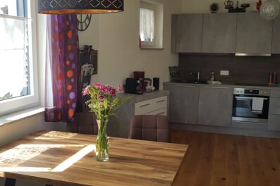 Helle Wohnküche mit Esstisch & moderner Küche – 2-Zimmer Wohnung zur Kurzzeitmiete, Wohnen auf Zeit 1–6 Monate, Sattendorf