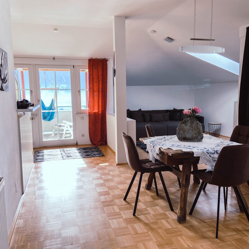 Heller Wohn-Essbereich mit Balkonzugang – 2-Zimmer-Wohnung zur Kurzzeitmiete & Wohnen auf Zeit für 1 bis 6 Monate in Sattendorf