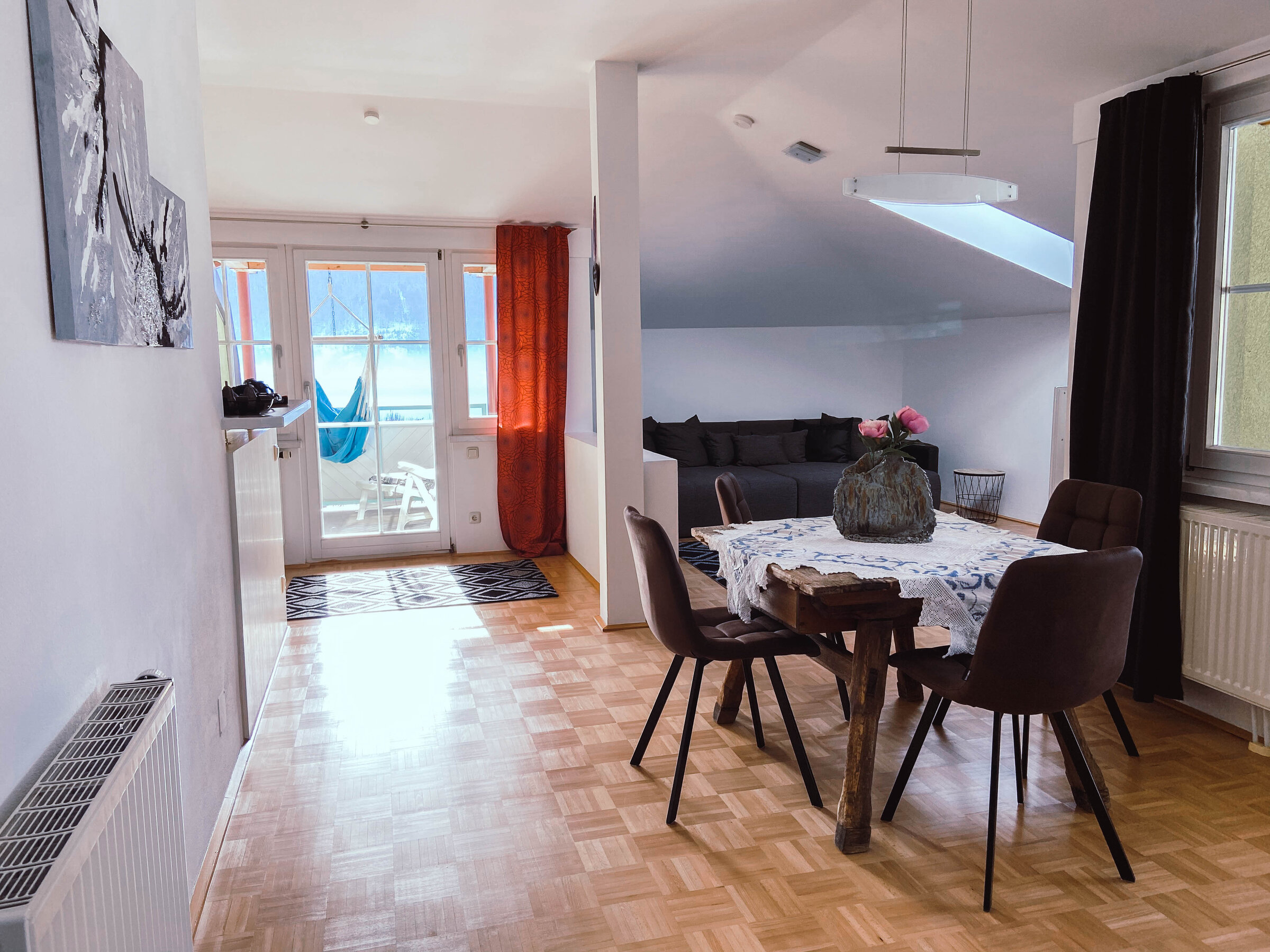 Heller Wohn-Essbereich mit Balkonzugang – 2-Zimmer-Wohnung zur Kurzzeitmiete & Wohnen auf Zeit für 1 bis 6 Monate in Sattendorf