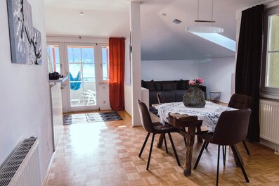 Heller Wohn-Essbereich mit Balkonzugang – 2-Zimmer-Wohnung zur Kurzzeitmiete & Wohnen auf Zeit für 1 bis 6 Monate in Sattendorf