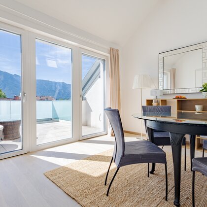 Helles Esszimmer mit Bergblick & Terrasse – 2-Zimmer-Wohnung zur Kurzzeitmiete, Wohnen auf Zeit für 1 bis 6 Monate in Salzburg
