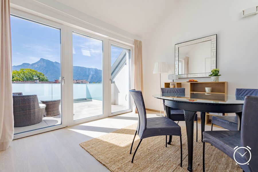 Helles Esszimmer mit Bergblick & Terrasse – 2-Zimmer-Wohnung zur Kurzzeitmiete, Wohnen auf Zeit für 1 bis 6 Monate in Salzburg