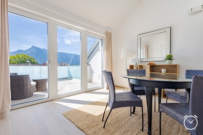 Helles Esszimmer mit Bergblick & Terrasse – 2-Zimmer-Wohnung zur Kurzzeitmiete, Wohnen auf Zeit für 1 bis 6 Monate in Salzburg