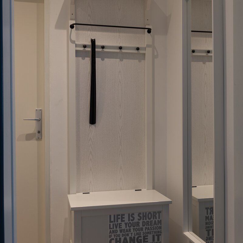 Blick in den Vorraum, links die Türe zur separat gelegenen Toilette. | © Cristan Börg