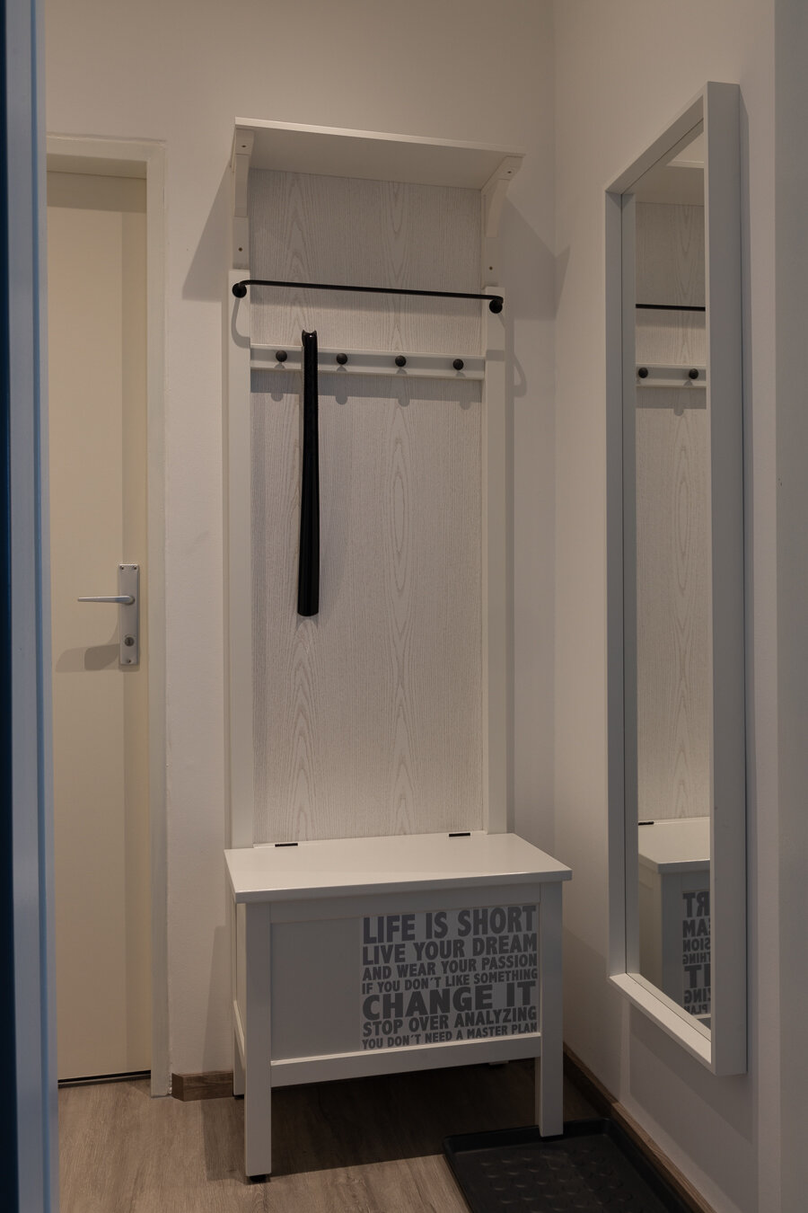 Blick in den Vorraum, links die Türe zur separat gelegenen Toilette. | © Cristan Börg