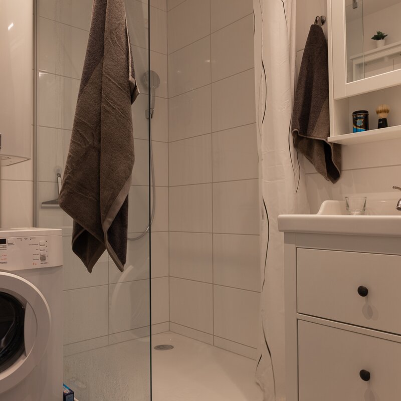 Badezimmer mit geräumiger Dusche. Waschmaschine ist vorhanden. Die Toilette befindet sich in einem separaten Raum. | © Cristan Börg