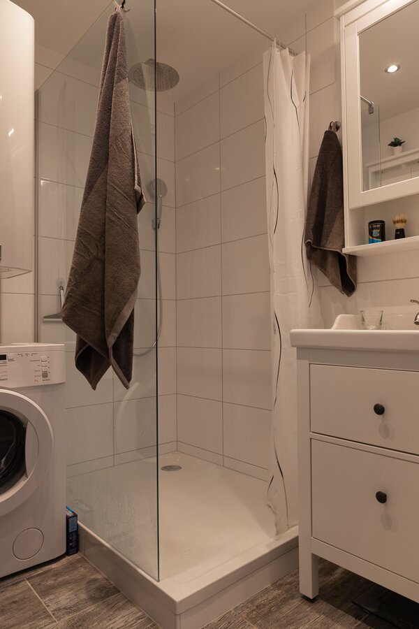 Badezimmer mit geräumiger Dusche. Waschmaschine ist vorhanden. Die Toilette befindet sich in einem separaten Raum. | © Cristan Börg