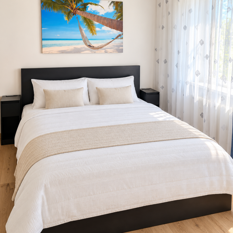Das Schlafzimmer überzeugt mit einem großen, gemütlichen Doppelbett und einer hellen, freundlichen Gestaltung.