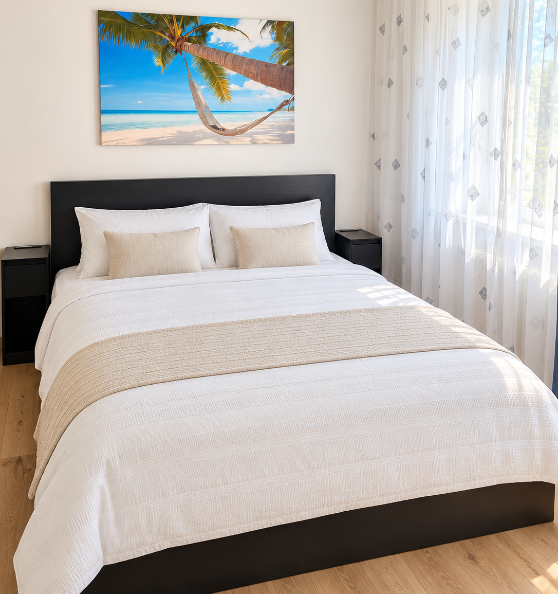 Das Schlafzimmer überzeugt mit einem großen, gemütlichen Doppelbett und einer hellen, freundlichen Gestaltung.