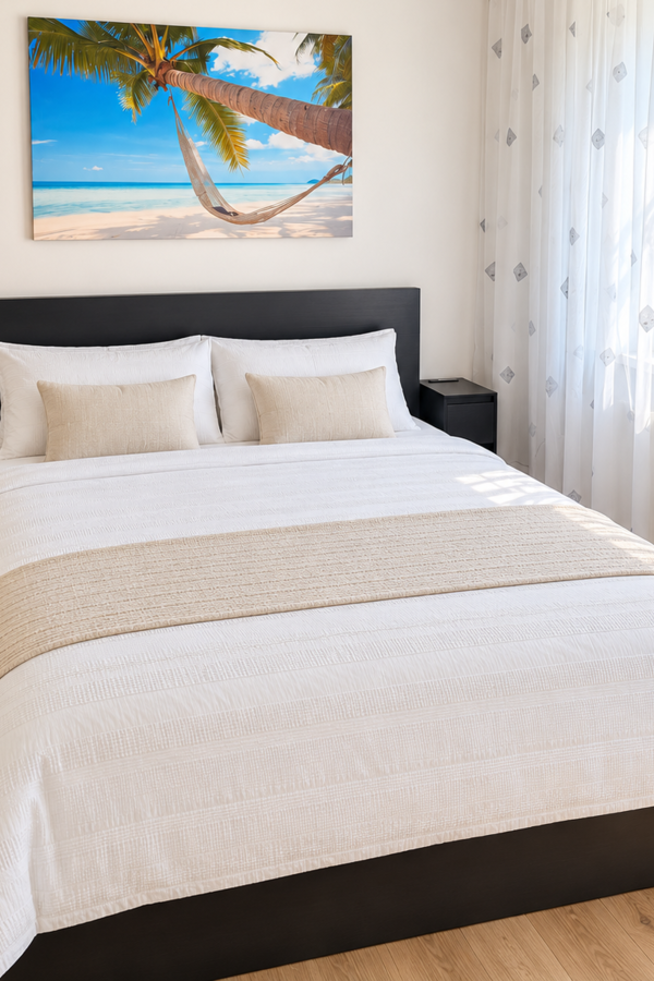 Das Schlafzimmer überzeugt mit einem großen, gemütlichen Doppelbett und einer hellen, freundlichen Gestaltung.